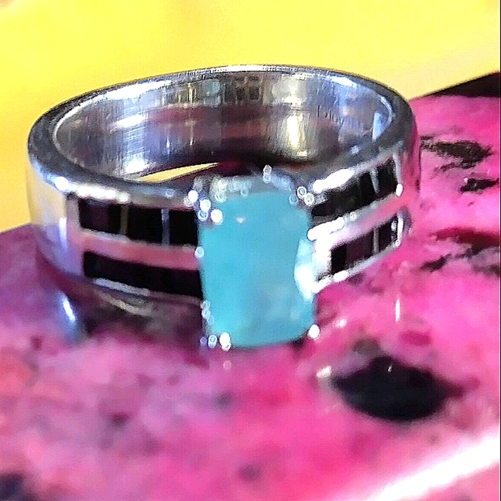 A TRUE BEAUTY! GRANDIDERITE WITH TAHITIAN BLACK SPINEL. STERLING SETTING. SIZE 6